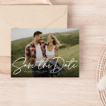 Moderne Drehbuchführung Save the Date Fotokarte<br><div class="desc">Mit einem horizontalen Single und einem "Save the Date" geschriebenen modernen Drehbuch ist diese Karte der perfekte Weg, um Ihre Verlobung und Ihre bevorstehende Hochzeit mit Freunden und Familie zu verkünden. Der weiße Text ist fett und modern, aber dennoch raffiniert. Der anpassbare Text auf der Vorderseite hat Platz für Namen,...</div>