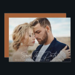 Moderne Drehbuchhochzeit Save The Date<br><div class="desc">Moderne Drehbuch elegante Hochzeit Save the Date Karte. Modernes minimalistisches Design. Alle Farben können individuell angepasst werden.</div>