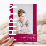 Moderne DRITTEN Foto 30. Geburtstagsfeier Party Ei Einladung<br><div class="desc">Moderne 30. Geburtstagsfeier - Design mit einem dunkelrosa Hintergrund,  der in jede Farbe verändert werden kann,  einem Porträtfoto,  dem fett-weißen Schriftart "DREI" und einer eleganten Geburtstagsvorlage,  die leicht personalisiert werden kann. Stilvoll,  trendig und perfekt für jedes Alter!</div>