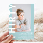 Moderne DRITTEN Foto 30. Geburtstagsfeier Party Ei Einladung<br><div class="desc">Moderne 30. Geburtstagsfeier - Design bietet einen aquamarinen Hintergrund,  der in jede beliebige Farbe verändert werden kann,  ein Porträtfoto,  den Text 'DREI' in fett-weißem Schriftart und eine elegante Geburtstagsschablone,  die leicht personalisiert werden kann. Stilvoll,  trendig und perfekt für jedes Alter!</div>