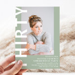 Moderne DRITTEN Foto 30. Geburtstagsfeier Party Ei Einladung<br><div class="desc">Moderne 30. Geburtstagseinladung - Design mit einem schlauen grünen Hintergrund,  der in jede beliebige Farbe verändert werden kann,  einem Porträtfoto,  dem fett-weißen Schriftart "THIRTY" und einer eleganten Geburtstagsvorlage,  die leicht personalisiert werden kann. Stilvoll,  trendig und perfekt für jedes Alter!</div>