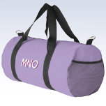 Moderne Drop Shadow Monogram Initials Lilac Duffle Bag<br><div class="desc">Modernes,  minimalistisches Monogramm-Erstdesign,  das auf individuelle Wünsche umgestellt werden kann. Weiß auf einem lila lila Hintergrund mit einem dunkelkirschrosa 3D-Effekt senkt Schatten. Lassen Sie sich von der Masse abheben mit diesem auffälligen personalisierten Design.</div>