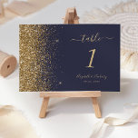 Moderne Dunkelblau-Gold-Glitzer-Edge-Hochzeit Tischnummer<br><div class="desc">Die links Hand dieser eleganten,  modernen Hochzeitsfeier-Tischnummer besticht durch ein Glitzer-Design in Gold-Imitate. Der individuell anpassbare Text kombiniert blassgoldene Handschrift,  Copperplate und kursiv Schriftart auf dunkelblauem Hintergrund.</div>