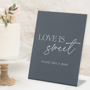 Moderne dunkelblaue Hochzeitstisch 'Love is Sweet' Sockelschild