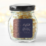 Moderne Dunkelblaue Rose Gold Glitzer Edge Wedding Quadratischer Aufkleber<br><div class="desc">Dieser moderne Hochzeitsaufkleber besticht durch ein goldenes Design der Imitate Rose am links Rand. Pink-Rose auf dunkelblauem Hintergrund leicht anpassen,  mit den Namen der Braut und des Bräutigams in handgeschriebener Kalligraphie über einen großen Ampersand.</div>