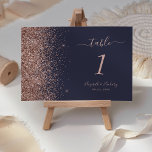 Moderne Dunkelblaue Rose Gold Glitzer Edge Wedding Tischnummer<br><div class="desc">Die links Seite dieser eleganten,  modernen Hochzeitsfeier-Tischnummer besticht durch das Design eines Glitzer in Rose-Gold-Imitate. Der anpassbare Text kombiniert eine helle Handschrift in Rose,  Copperplate und kursivem Schriftart auf einem dunkelblauen Hintergrund.</div>