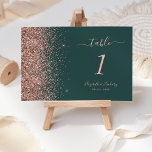 Moderne Dunkelgrüne Rose Gold Glitzer Hochzeit Tischnummer<br><div class="desc">Die links Seite dieser eleganten,  modernen Hochzeitsfeier-Tischnummer besticht durch das Design eines Glitzer in Rose-Gold-Imitate. Der anpassbare Text kombiniert Rose-Rosa-Handschrift,  Copperplate und kursiv Schriftart auf einem dunkelgrünen Hintergrund.</div>