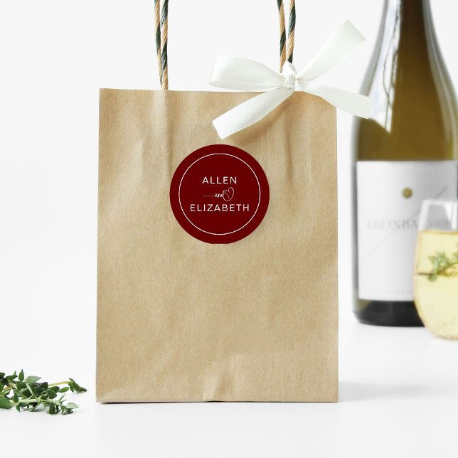 Moderne dunkelrote, stilvolle Hochzeitsumgebung Runder Aufkleber (Von Creator hochgeladen)