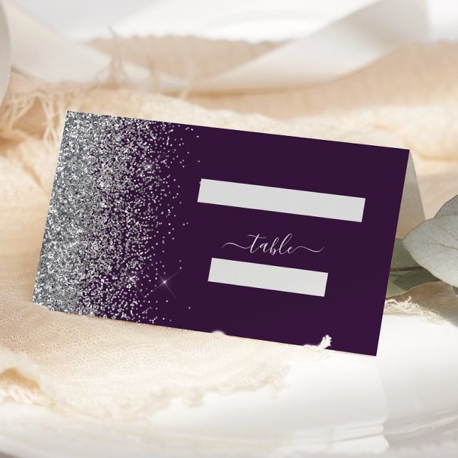 Moderne, dunkle Lila Silber Glitzer Edge Wedding Platzkarte (Von Creator hochgeladen)