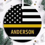 Moderne Dünngoldline Personalisiert 911 Dispatcher Ornament Aus Metall<br><div class="desc">Dünne Gold Line Ornament für 911 Dispatcher und Polizeidienstmitarbeiter. Personalisieren Sie dieses Dispatcher-Ornament mit Namen und Jahr. Dieses personalisierte Dispatcher Geschenk ist perfekt für polizeiliche Dispatcher Wertschätzung, 911 Dispatcher Dankeschön Geschenke, Dispatcher Ruhestand Geschenke oder Gastgeschenke. Bestellen Sie diese Dispatcher Weihnachtsschmuck Großhandel für die Polizei oder Feuerwehr. COPYRIGHT © 2020 Judy...</div>