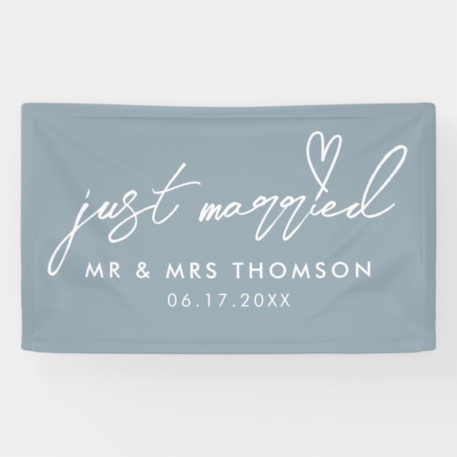 Moderne Dusty Blue Just Married Elegante Hochzeit Banner (Horizontal)