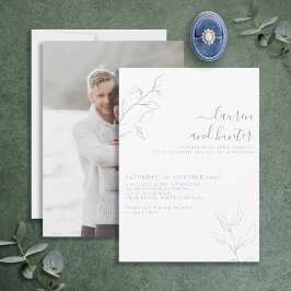 Moderne dusty Blue Script Botanical Foto Wedding Einladung