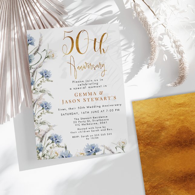 Moderne Dusty Blue Wildblumen 50 Jahre alt Einladung (Blue Gold Floral 50th Wedding Anniversary Invitation, Faux Gold Calligraphy, Wildflowers, Elegant)