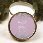 Moderne Dusty Lilac Silver Glitzer Edge Wedding Runder Aufkleber<br><div class="desc">Dieser elegante,  moderne Hochzeitsaufkleber zeichnet sich durch ein Imitat silberner Glitzer-Design am oberen und unteren Rand aus. Einfach den weißen Text auf einem staubigen lila Hintergrund anpassen,  mit den Namen der Braut und des Bräutigams in handschriftlicher Kalligraphie über einen großen Ampersand.</div>