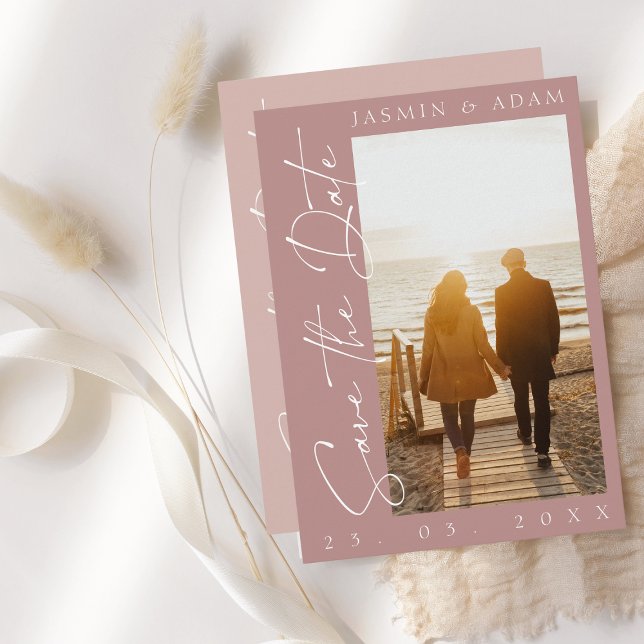 Moderne dusty Pink Script Foto Hochzeit Save The Date (Von Creator hochgeladen)