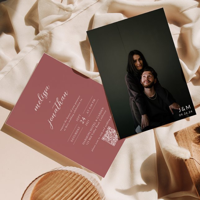 Moderne Dusty Rose Foto Monogram QR Code Hochzeit Einladung (Von Creator hochgeladen)