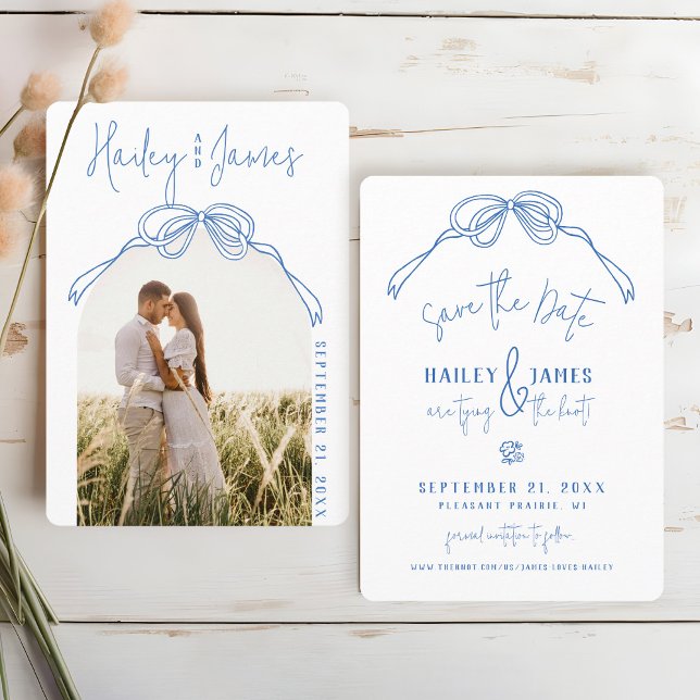 Moderne, eigenhändig gezeichnete BLAU-Foto Hochzei Save The Date (Modern elegant hand drawn written coquette blue & white bow script typography quirky Photo Wedding)