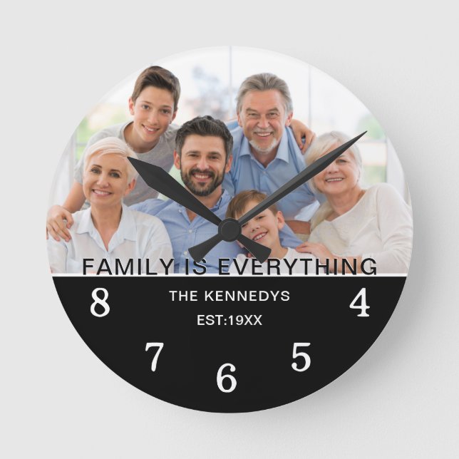 Moderne Ein Foto Familienname zitiert Schwarz und  Runde Wanduhr (Vorderseite)