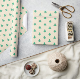 Moderne, einfache, grüne Weihnachtsbaumen auf Beig Geschenkpapier