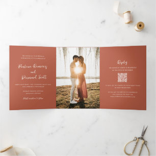 Moderne einfache Hochzeit mit Kupfer-QR-Code Dreifach Gefaltete Einladung