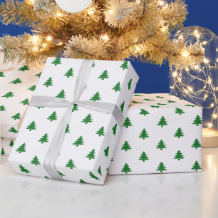 Moderne einfache kleine grüne Weihnachtsbaumen auf Geschenkpapier