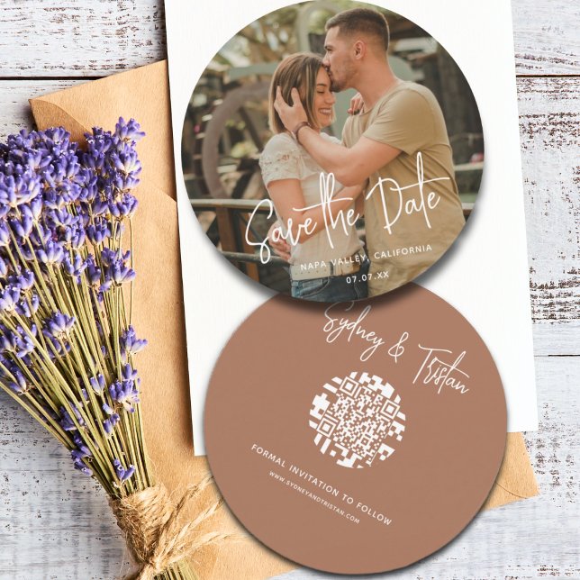 Moderne, einfache Save the Date-Overlay-Hochzeit Einladung (Modern Simple Round Photo Save the Date QR Code Terracotta Wedding Invitation.)