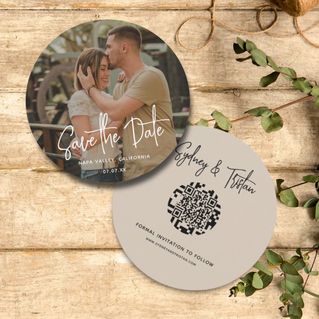 Moderne, einfache Save the Date-Overlay-Hochzeit Einladung (Modern Simple and Rustic Round Photo Save the Date with Round QR Code - Beige)