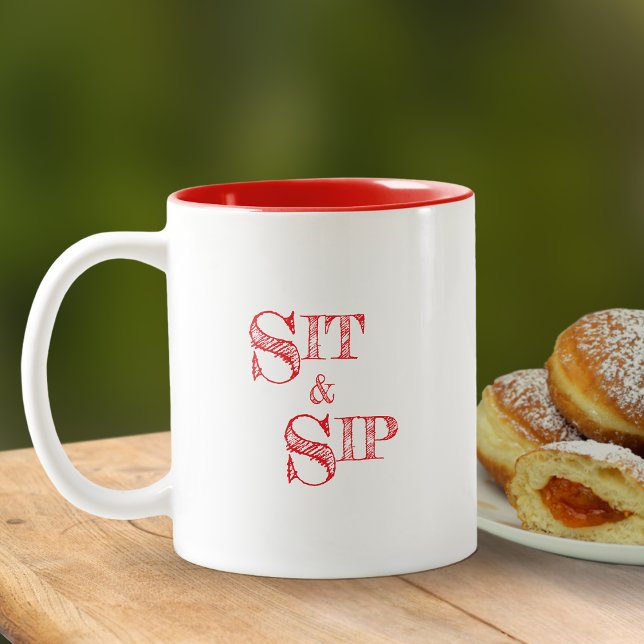 Moderne, einfache, trendige Typografie-Sit und Sip Zweifarbige Tasse (Sit & Sip Mug)