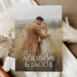 Moderne Einfache Typenbezeichnung Foto Hochzeit Save The Date<br><div class="desc">Modern Simple Type Names Foto Wedding Save the Date zeigt Ihr volles Verlobung Foto,  um Ihre kommende Hochzeit bekannt zu geben. Moderne Typografie schafft eine elegante und minimale Einladung.</div>