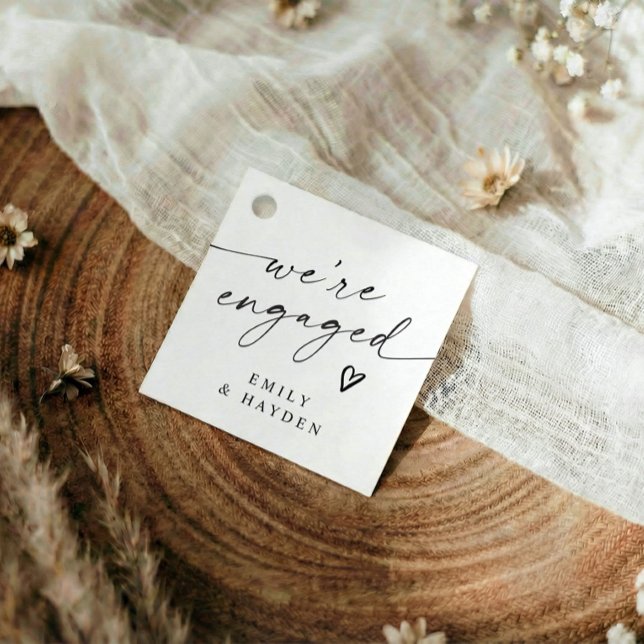 Moderne einfache Verlobungsfeier Handschrift Herz Geschenkanhänger (Modern black and white we're engaged favor tags with elegant handwriting and heart)