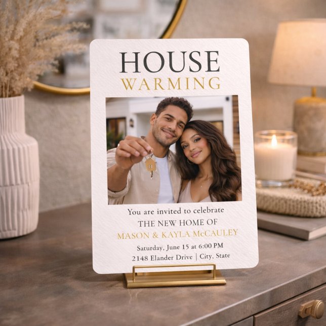 Moderne Einladung zum neuen Zuhause (Modern new home celebration with neutral tones, gold text, and photo layout with key detail)