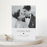 Moderne Elegance Black Typografy Wedding Vielen Da Dankeskarte<br><div class="desc">Moderne Elegance Black Typografy Wedding Danke Card | Danke an Familie und Freunde, dass sie Teil Ihres besonderen Tages mit dieser personalisierbaren Hochzeitskarte sind. Es zeichnet sich durch minimalistische Typografie mit Herzerkrankung aus. Stellen Sie Ihr Lieblings-Hochzeitsfest vor der Karte ein und fügen Sie ein anderes Foto auf der Rückseite der...</div>