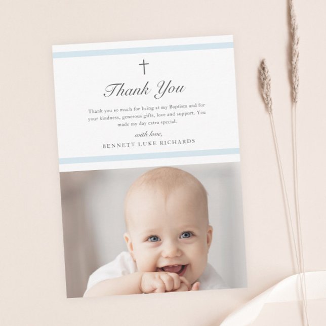 Moderne Elegance Boys Taufe (Modern boys photo baptism thank you card with light blue bars and script type.)