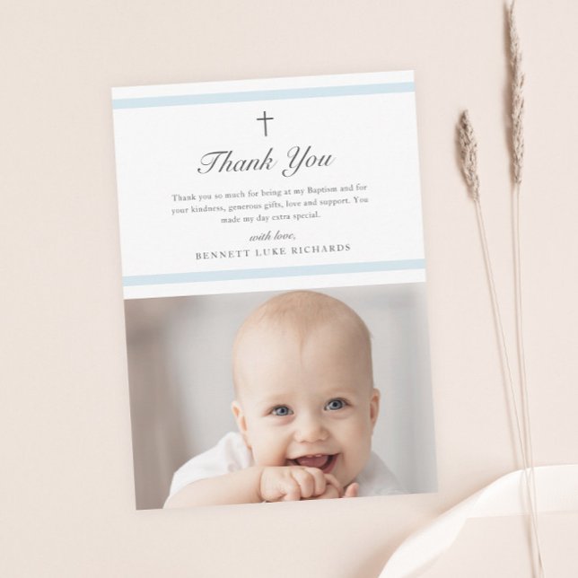 Moderne Elegance Boys Taufe Dankeskarte (Elegant script modern boys photo baptism thank you card with light blue bars and minimal cross.)