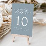 Moderne Elegant Dusty Blue Wedding Tischnummer<br><div class="desc">Trendy, minimalistische Hochzeitskarten mit modernen, weißen Schriftzeichen mit "Table" in einem modernen Kalligrafieschrift. Das Design zeichnet sich durch einen staubblauen Hintergrund oder eine Farbe Ihrer Wahl aus. Das Design wiederholt sich auf der Rückseite. Um die Tischkarten zu bestellen: Fügen Sie Ihren Namen, Ihr Hochzeitstag und Ihre Tischnummer hinzu. Fügen Sie...</div>