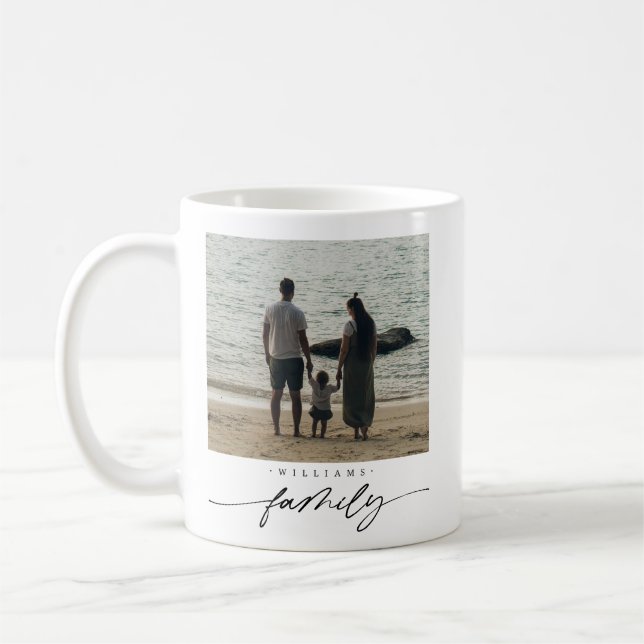 Moderne Elegant Family Foto Script Typografie Kaffeetasse (Links)