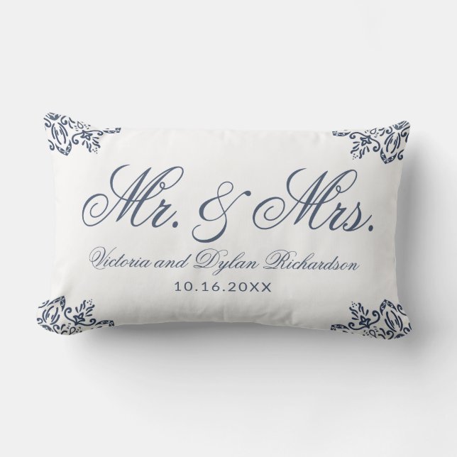 Moderne Elegant Mr. and Mrs. Name Newlyweds Lendenkissen (Vorderseite)
