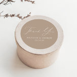 Moderne Elegant Taupe Wedding Vielen Dank Runder Aufkleber<br><div class="desc">Elegante Hochzeitsaufkleber mit "Danke" in einem schönen weißen Kalligrafieschrift mit einem taupe Hintergrund oder Farbe Ihrer Wahl. Personalisieren Sie die modernen Dankeschön Aufkleber mit Ihren Namen und Hochzeitsdatum. Die Taupe Hochzeit danke Ihnen Aufkleber sind perfekt für die Versiegelung danke Karte Umschläge,  Gastgeschenk Hochzeit Taschen,  etc.</div>