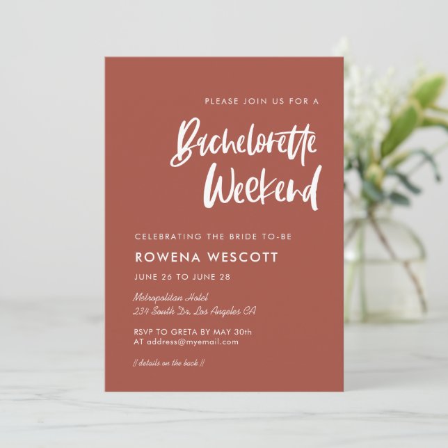 Moderne, elegante Backsteine Bachelorette Wochenen Einladung (Stehend Vorderseite)