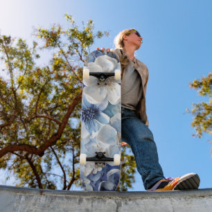 Moderne elegante blaue weiße botanische Blumen Skateboard