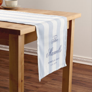 Moderne elegante blaue weiße Streifen Script Hochz Kurzer Tischläufer