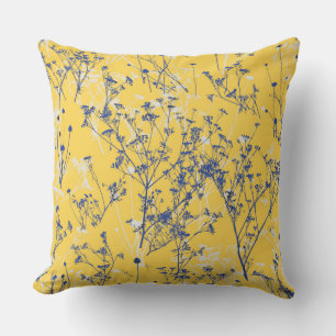 Moderne, elegante blaue Wildblumen auf Mustard Yel Kissen