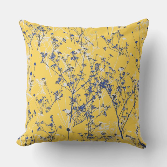 Moderne, elegante blaue Wildblumen auf Mustard Yel Kissen (Vorderseite)