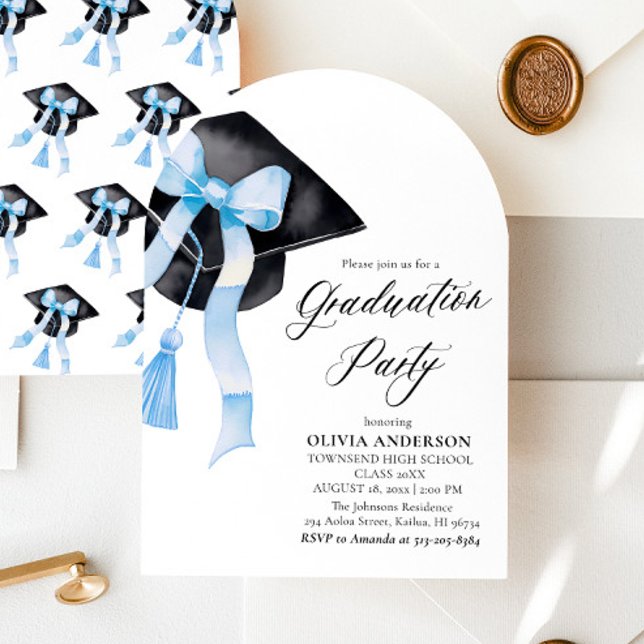 Moderne elegante Blue Bow Graduation Cap Arched Einladung (Von Creator hochgeladen)