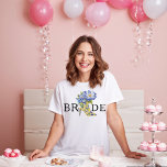 Moderne elegante Chinoiserie Al Pentolino T-Shirt<br><div class="desc">Moderner Eleganter Flora Chinoiserie Hoch-Heel Bridal T - Shirt Mit unserem modernen eleganten Chinoiserie High-Heel Bridal T - Shirt präsentieren Sie Ihren Brautstatus. Dieser stilvolle T - Shirt ist mit dem Wort "Braut" versehen, wobei das "Ich" geschickt durch unseren hochmodernen, eleganten, floralen Chinoiserie High-Heel-Schuh in Gelb und Blau ersetzt wird....</div>