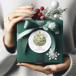 Moderne Elegante Goldene Weihnachtszeit Runder Aufkleber<br><div class="desc">Moderner Eleganter Gold Doodle Ornament Holiday Classic Round Sticker, mit verschiedenen Weihnachtsdoodles Details in den Farben der Weihnachtspalette, mit handgeschriebenem Retrotext an der Spitze des Ornaments. Diese eleganten Weihnachtsaufkleber eignen sich hervorragend für Umschlag Aufkleber, Geschenkpackungen, Gastgeschenke und vieles mehr! *** Klicken Sie auf die Schaltfläche Bearbeiten/Personalisieren, um dieses Design mit...</div>