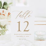 Moderne elegante Goldkalligraphie-Hochzeit Tischnummer<br><div class="desc">Fügen Sie Ihrem Hochzeitsempfang eine luxuriöse Touch mit unseren eleganten Hochzeitskarten hinzu, die mit atemberaubender Goldkalligraphie auf knusprigem, weißem Hintergrund aufwarten. Dieses moderne und zeitlose Design verleiht einen raffinierten Charme, der Hochzeiten zu jedem Thema oder zu jeder Jahreszeit ergänzt. Personalisieren Sie jede Karte mit Ihren Namen und Hochzeitsdatum, um ein...</div>