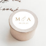 Moderne, elegante Goldmonogramm-Hochzeit Runder Aufkleber<br><div class="desc">Elegante Monogramm Hochzeitsaufkleber mit Ihren Initialen,  die in goldener Schrift auf weißem Hintergrund dargestellt sind (oder die Farbe Ihrer Wahl). Personalisieren Sie die modernen Hochzeitsaufkleber mit Ihrem Hochzeitsdatum unten. Die goldenen Monogramm-Aufkleber eignen sich hervorragend zum Versiegeln von Hochzeitseinladungen,  Gastgeschenke Hochzeiten und vielem mehr!</div>