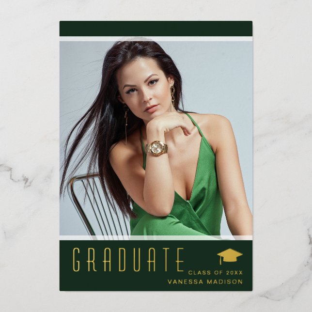Moderne Elegante Graduate Green Foto Foil Card Folieneinladung (Vorderseite)