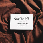Moderne elegante Hochzeitsankündigung Save the Dat Save The Date<br><div class="desc">Eine schlichte,  moderne,  elegante Save the Date Hochzeitsankarte. Personalisieren Sie dieses minimalistische Schwarz-Weiß-Hochzeitsempfehlung-Design,  um Ihre persönlichen Daten und Nachricht zu haben.</div>